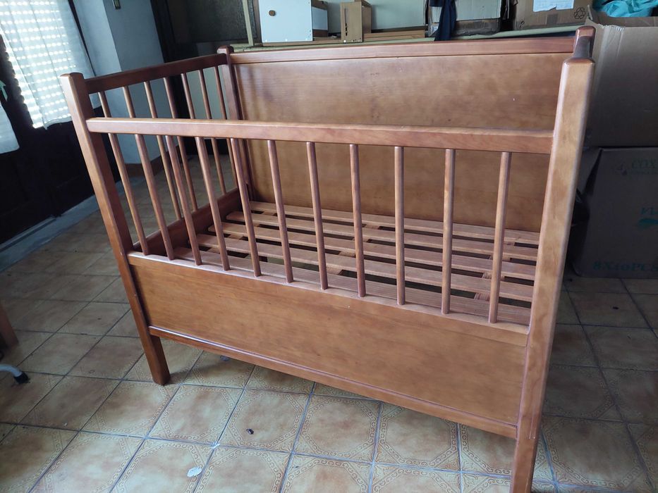Vendo -- 2 Camas para Bebés, em madeira maciça. unidade