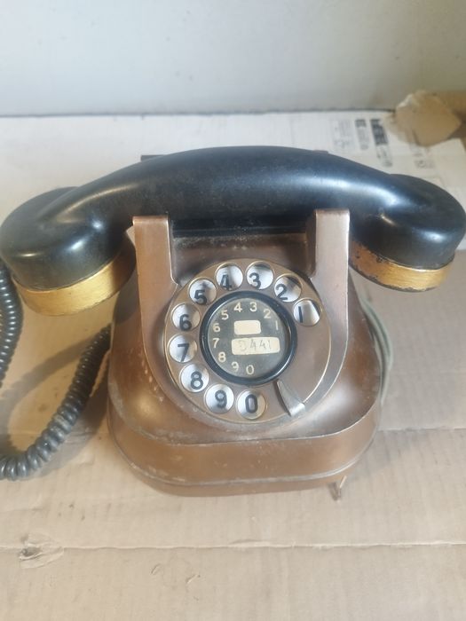 Stary telefon lata 50- zabytek