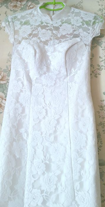 Весільна сукня з відкритою спиною і трішки шлейфом, вселільне плаття.