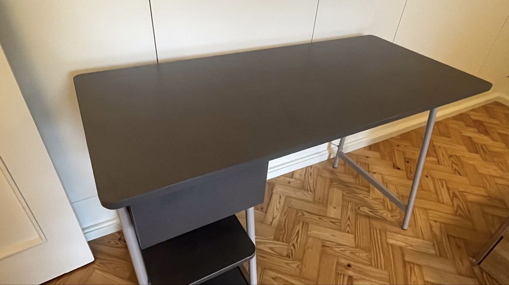 Secretária com gaveta e  arrumação