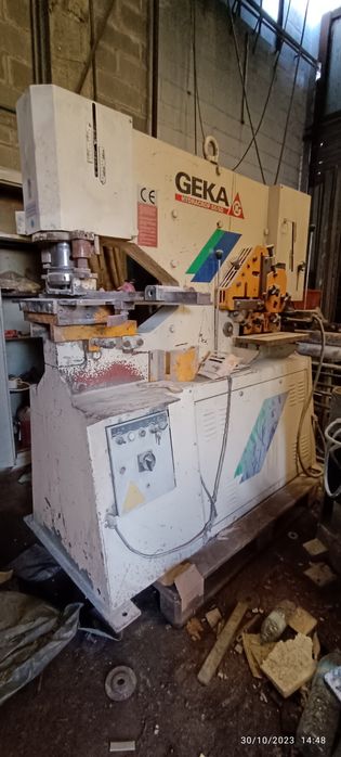 Máquina com dois postos de trabalho com muitas ferramenta,mesa 500mm