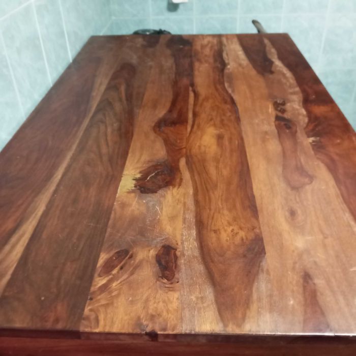 Mesa de madeira com cadeira