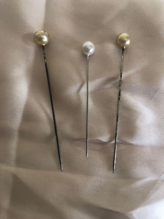 Alfinetes (três) com pedras