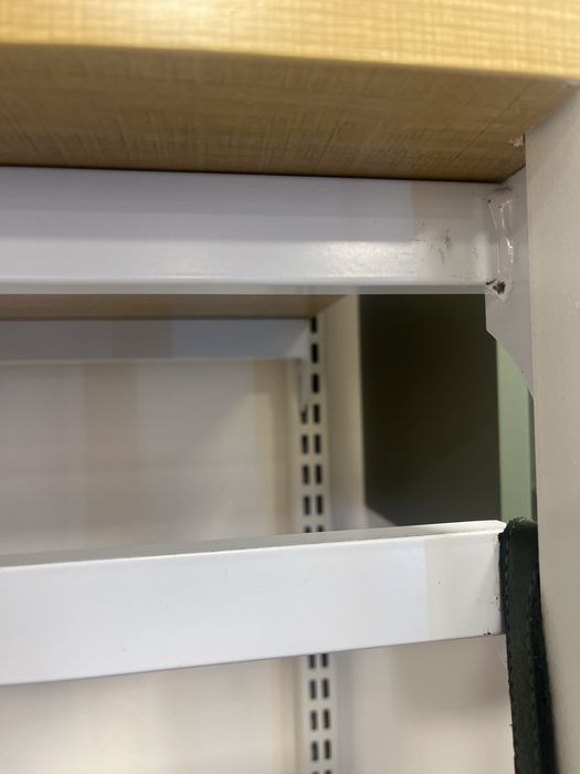 Móvel para loja de vestuário ou closet.