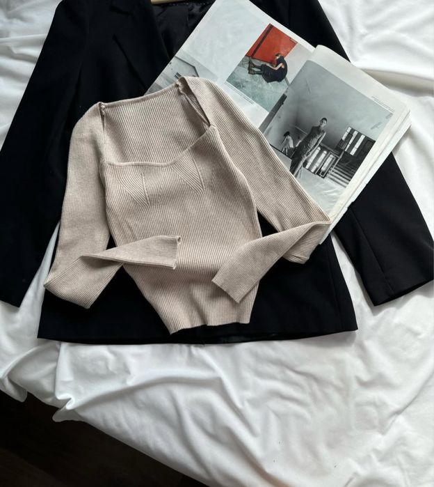 Кофта у рубчик з вирізом