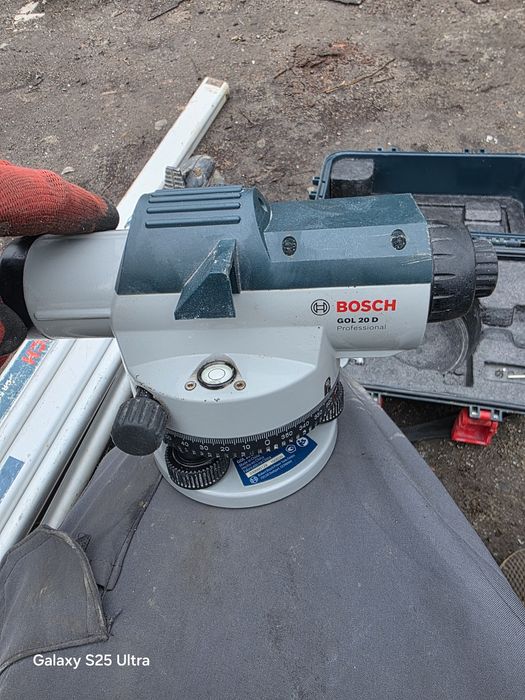 Sprzedam niwelator komplet z stojakiem .