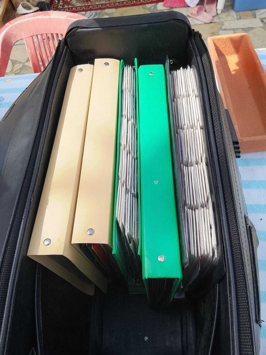 Vendo lote de cerca de 650 moedas de diferentes países. coleção juntada ao longo de vários anos.  ideal para quem coleciona ou quer começar coleção.