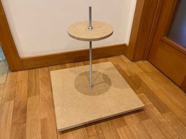 SUPORTE EM MADEIRA COM BASE PARA BOLOS REGULÁVEL