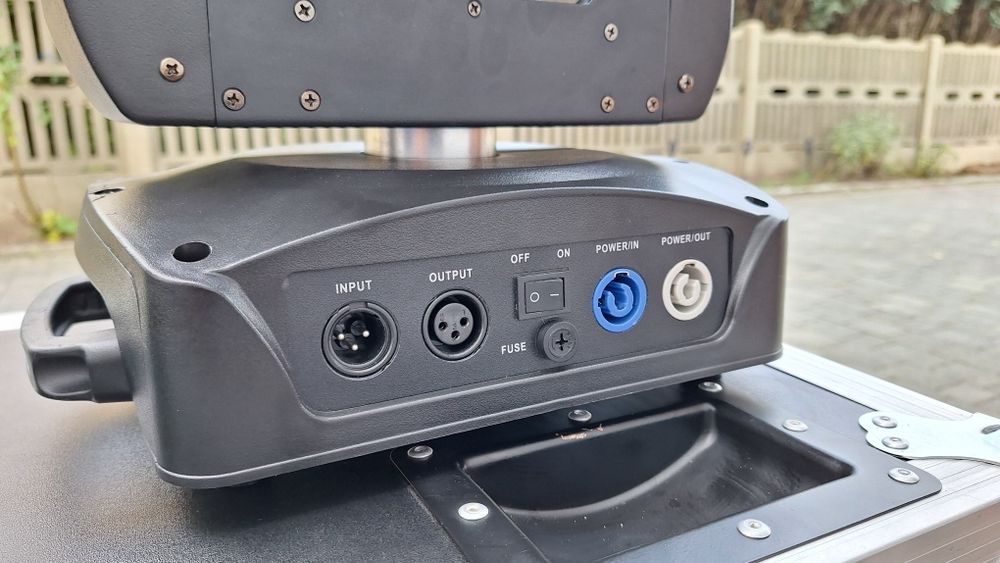 Głowy ruchome 
Light4me Patriot 180 beam + case