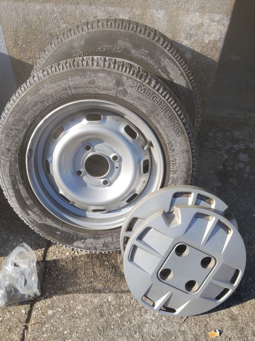 Jantes com pneu, tampão e parafusos de fixação