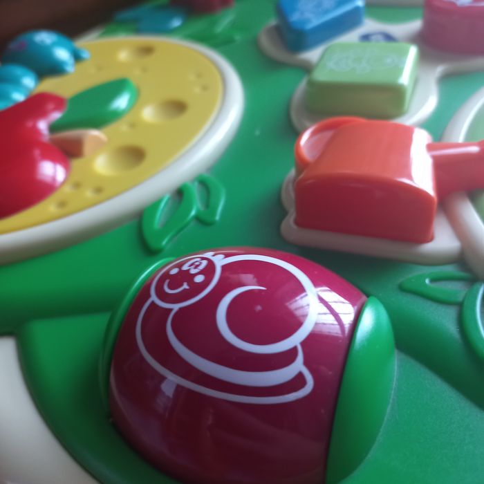 Mesa de atividades para bebés