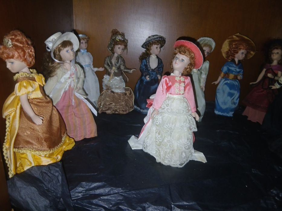 Colecao  24 boneca procelana por 100 €