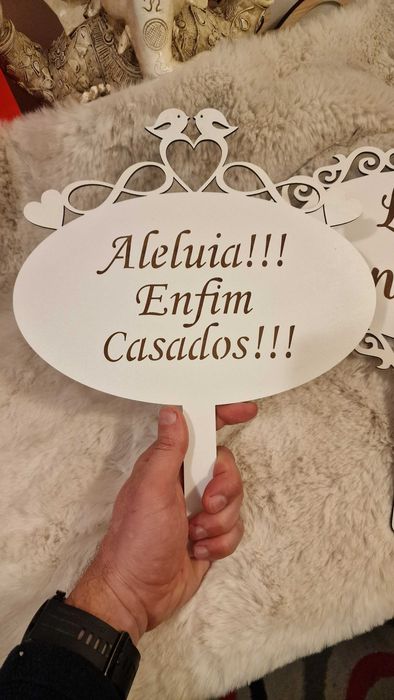 "Placa 'Lá Vem a Noiva' – Um Toque Encantador para o Seu Casamento!"