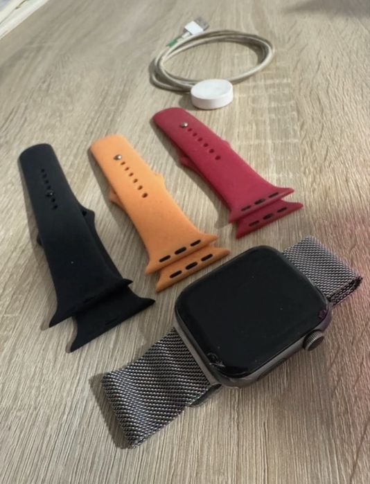 Apple Watch Series 4, plus 4 bracelets and charger