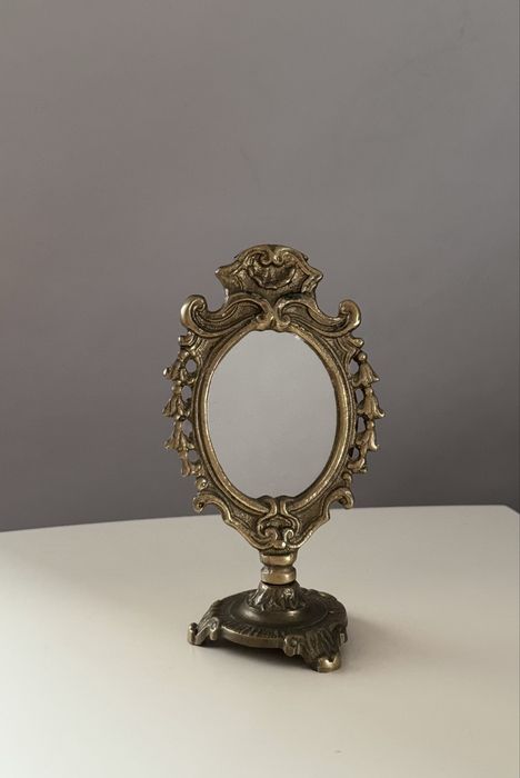 Lusterko z mosiądzu. Mosiądz