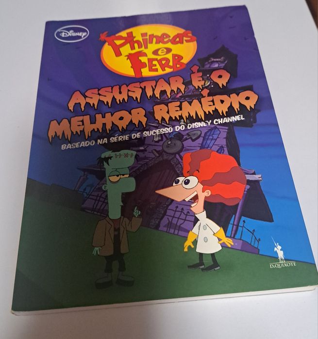 livro infantil "Phineas e Ferb: Assustar é o Melhor Remédio", editora Dom Quixote., os personagens construindo uma casa assombrada