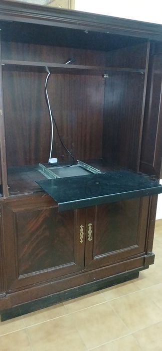 Armário antigo para televisor