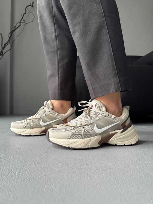 Nike Runtekk V2K Beige Brown трендові жіночі кросівки найк рантек в2к