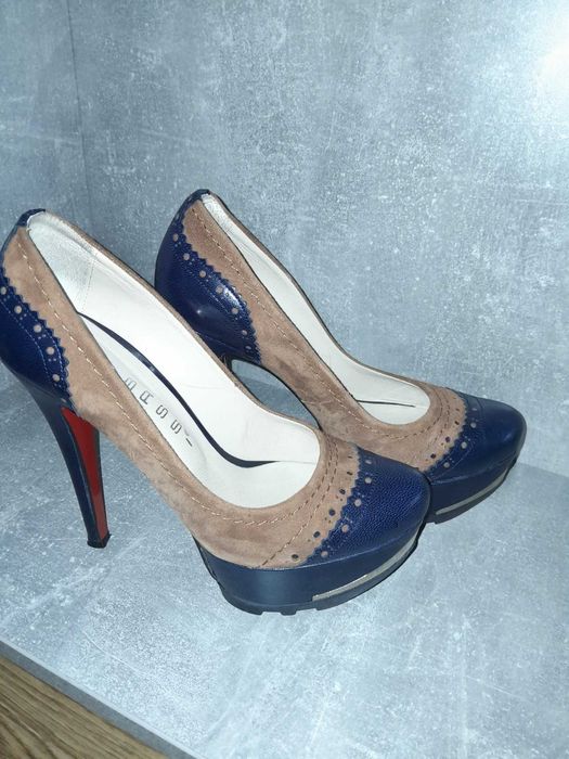 Туфлі на високому каблуку