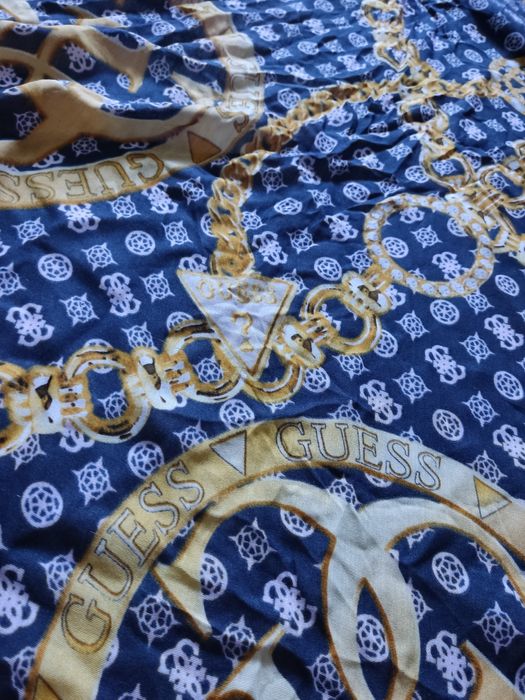 Chusta guess 130/130 apaszka granatowa złota szal