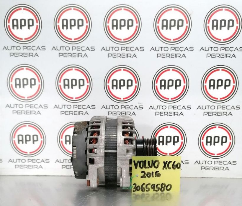 Alternador Volvo XC60 D4 de 2016 referência 30609580.
Tampa plástica