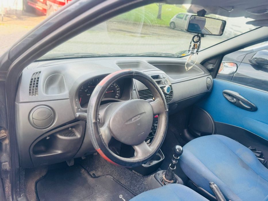 Fiat punto 1.2  gasolina ano 2002 em bom estado geral.