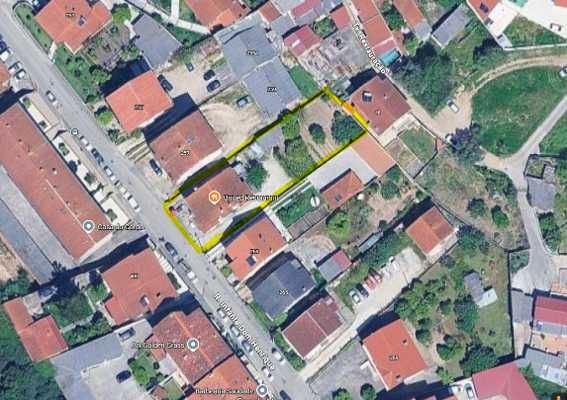 Moradia em propriedade horizontal, com restaurante, dois apartamentos e terreno