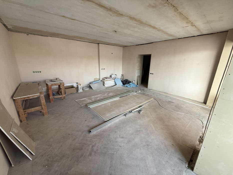 Центр міста. 2 поверх. 82м2. Частковий ремонт. Цегляний будинок