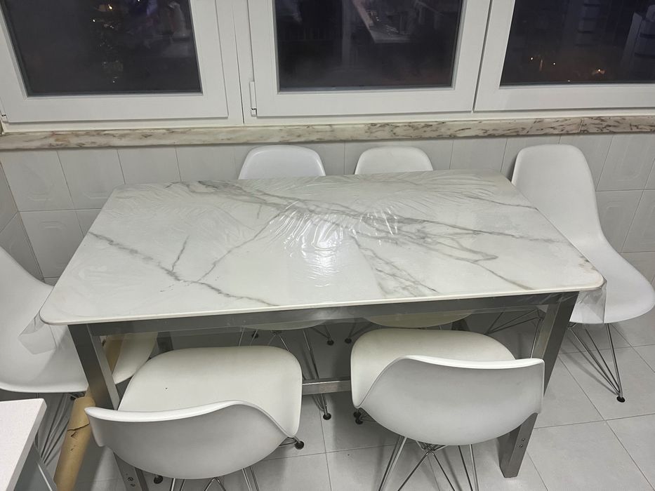 Vendo mesa de cozinha e 6 cadeiras