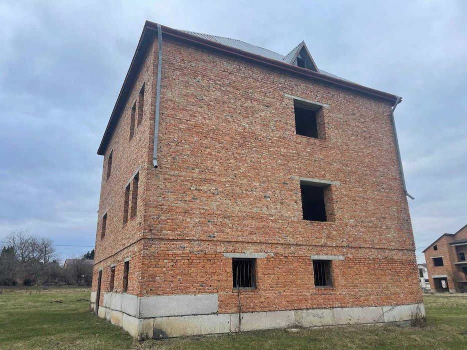 Продається будинок з гаражем біля Мостиськ