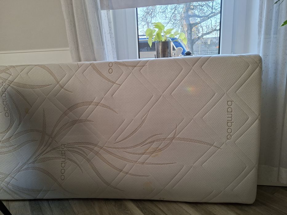 Łóżko z materacem