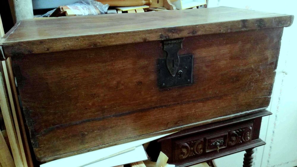 Arca rústica em madeira de castanho