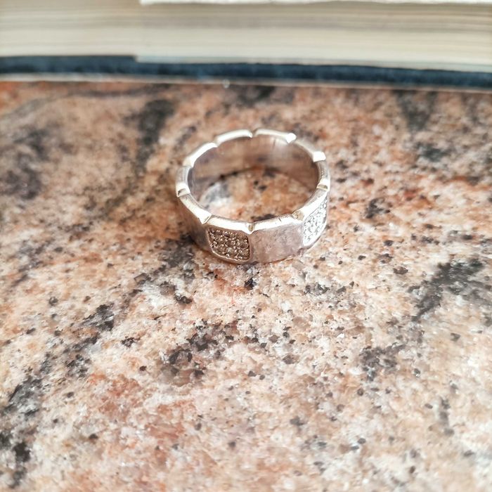 Anel em prata com contraste.