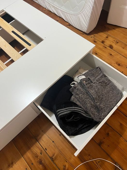 Cama de casal com seis gavetões