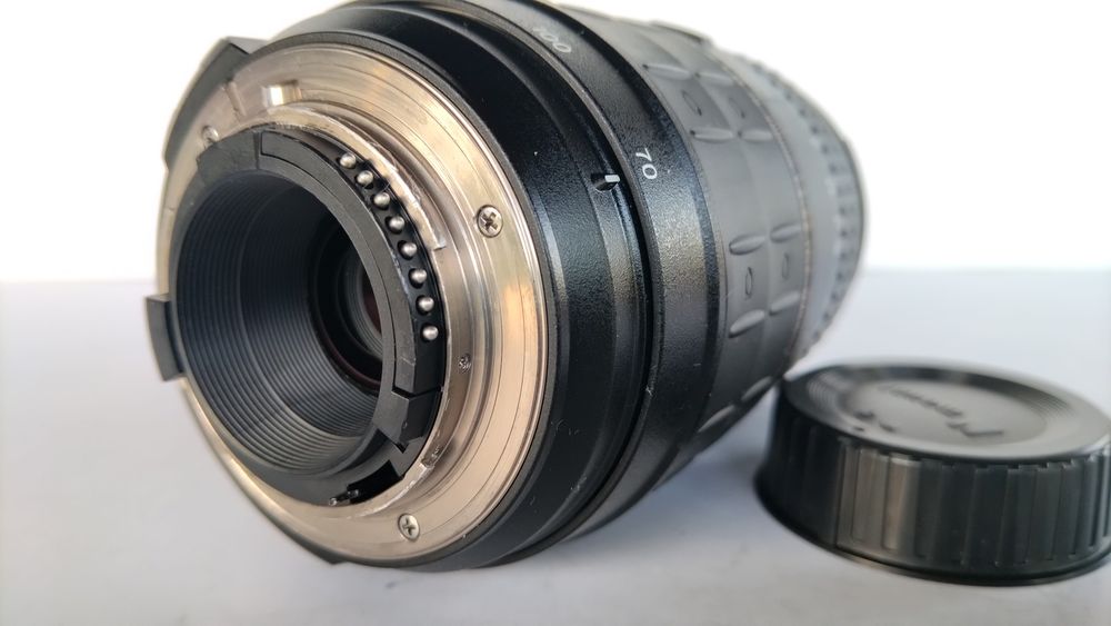 P/ Nikon. Objectiva Quantaray 70-300. Óptima para séries 3000 e 5000