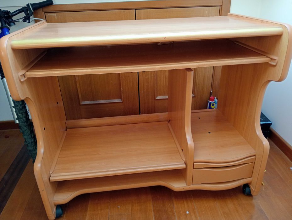 Secretária com prateleira deslizante e 2 gavetas