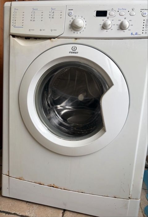 Maquina de lavar roupa e microondas