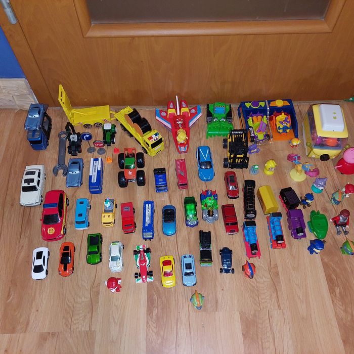 Zestaw samochodów różnego rodzaju