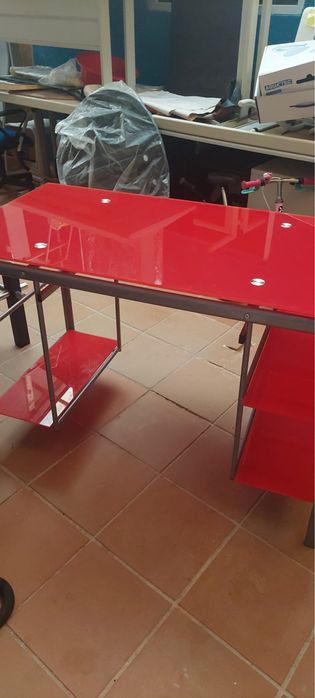 Secretária em vidro vermelha