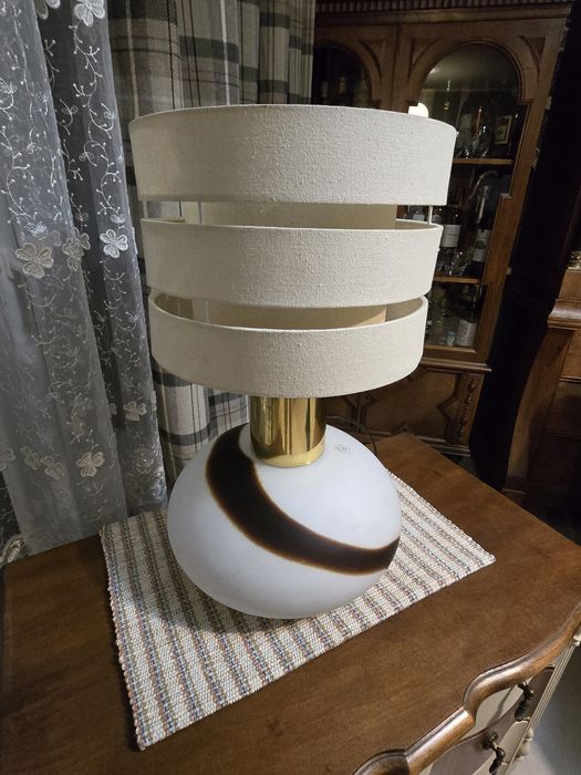 Stara zadbana lampa że szlaban podstawą