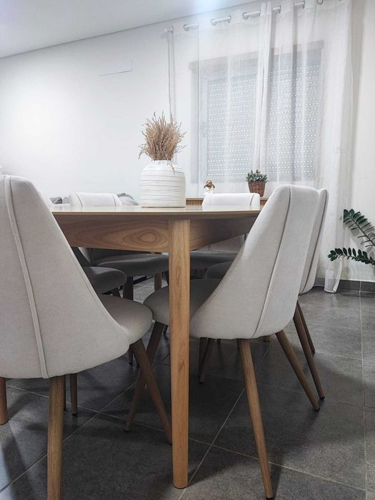 Mesa de jantar extensível cor carvalho natural e cadeiras bege