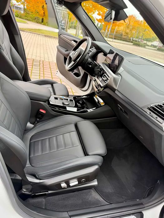 BMW iX3      2023