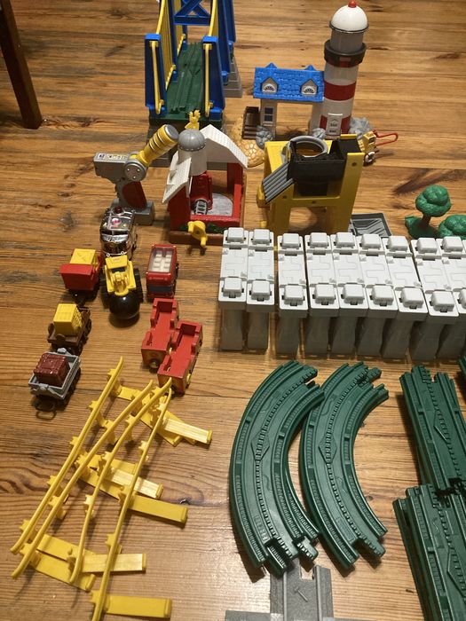 Kolejka Geotrax Fisher Price dizalajaca na baterie