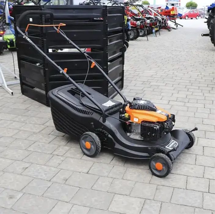 Бензинова, надійна газонокосарка, майже нова