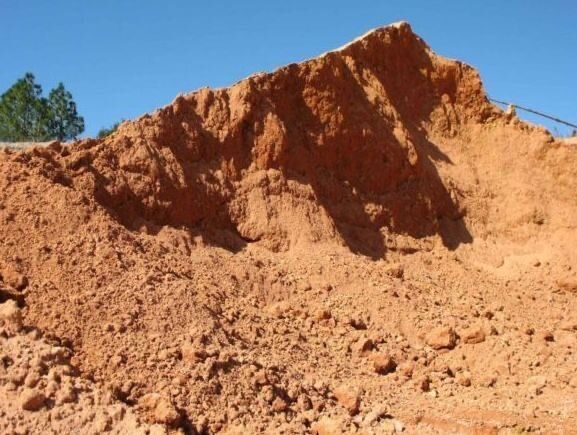 Віддам глину на підсипку безкоштовно.