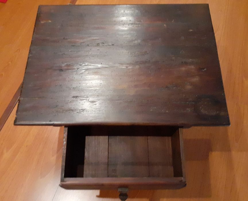 Mesa em Madeira Maciça Antiga com gaveta. Esta como nova