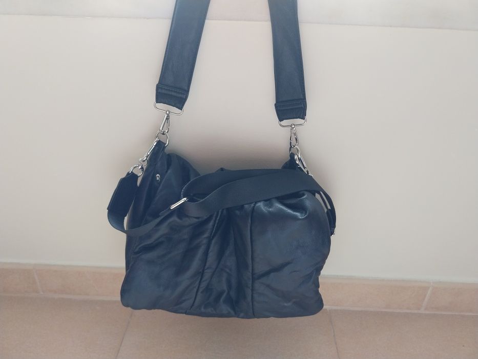 Mala preta sem marca nenhuma de uso .