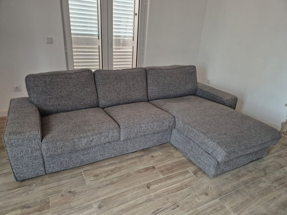 Sofá com chaise long cinzento