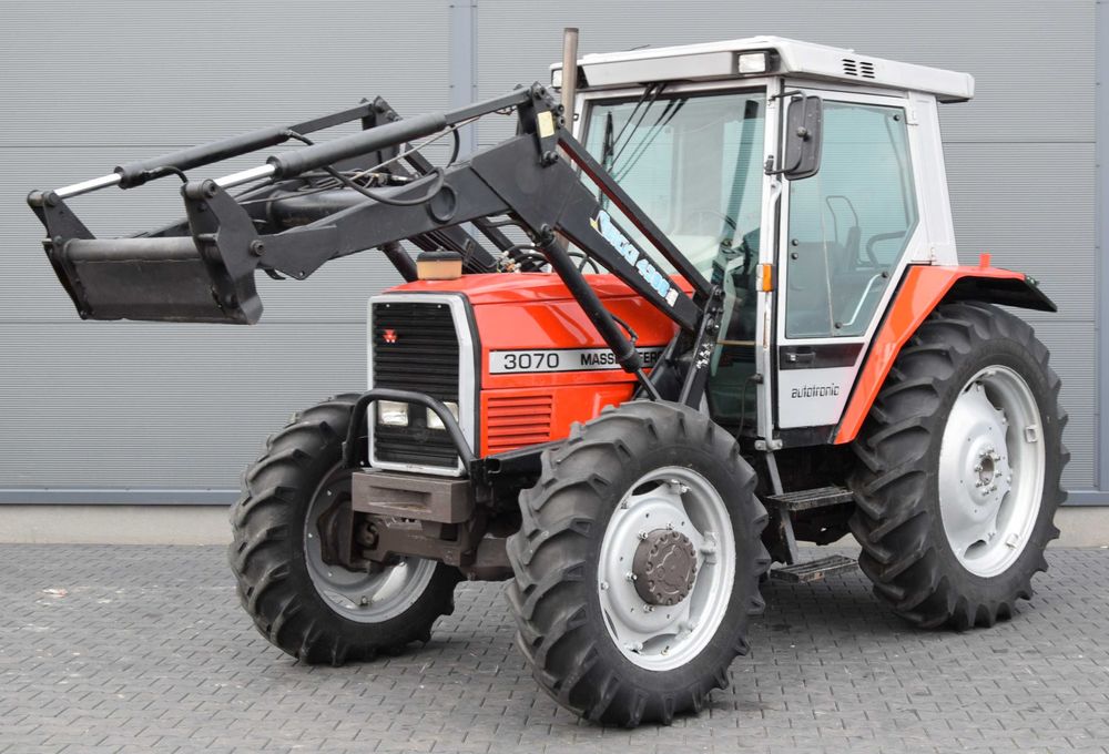 Ciągnik rolniczy Massey Ferguson 3070 rok 1990 z ładowaczem (używany)