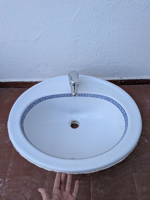 Lavatório de encastrar em cerâmica – estilo clássico